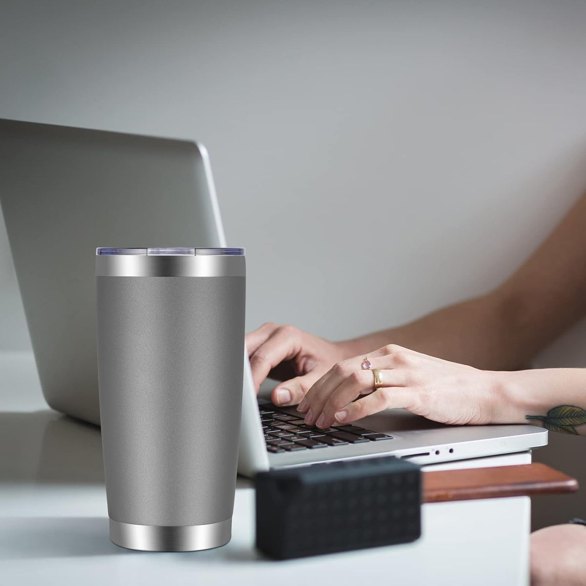 VEGOND 20oz Tumbler with Lid and Straw Stainless Steel Tumbler Cup Bulk Vacuum Insulated Double Wall Travel Coffee Mug Powder Coated Coffee Cup(Grey 12 Pack