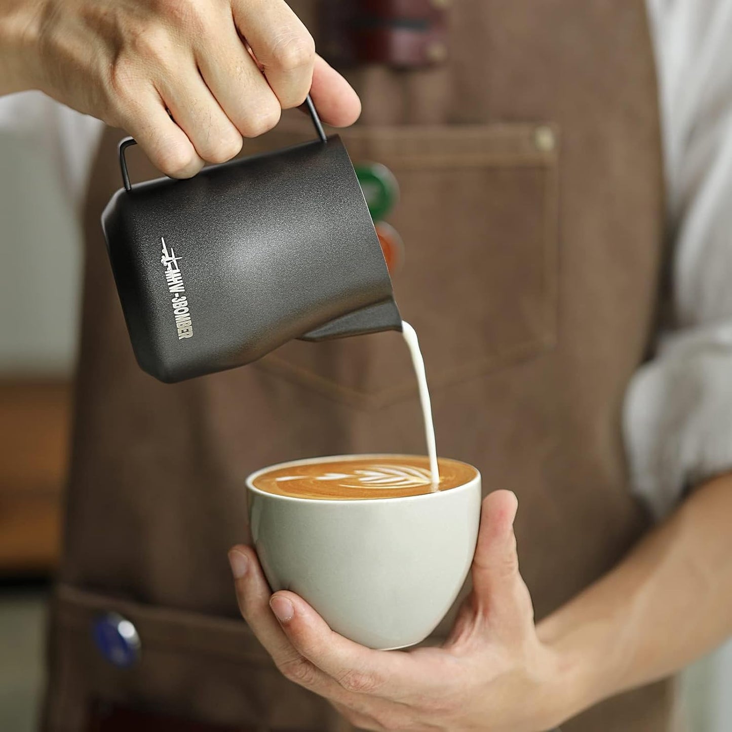 MHW-3BOMBER Milk Frothing Pitcher 450ml/15.2oz Milk Frother Cup Espresso Steaming Pitcher Stainless Steel Milk Frother Cup Barista Latte Art Round Spout Milk Jug P6005MB-OS