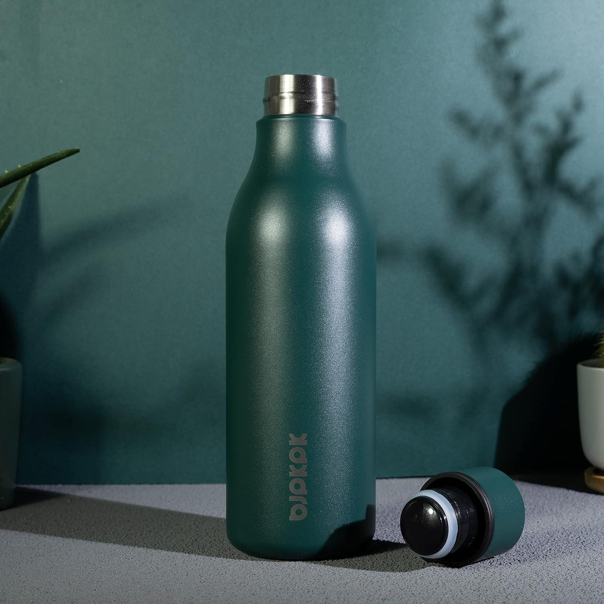 BJPKPK Insulated Water Bottles, 18 oz Stainless Steel Metal Water Bottle with Strap, BPA Free Leak Proof Thermos, Mugs, Flasks, Reusable Water Bottle for Sports & Travel, Army Green